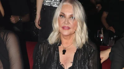 Ρούλα Κορομηλά: Τα ''έσπασε'' στα μπουζούκια με καλή παρέα - Με ιδιαίτερο κολάν, ασημί γόβες και έντονα κοσμήματα