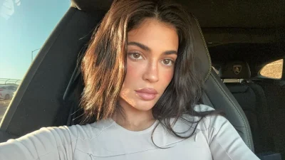 Η Gen Z έχει πάθει εμμονή με το vegan makeuρ της Kylie Jenner που χαρίζει φυσικό & σατινέ τελείωμα στην επιδερμίδα!