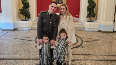 Λευτέρης Πετρούνιας: Ορκίστηκε Ανθυπολοχαγός – Περήφανη η Βασιλική Μιλλούση και οι κόρες τους!