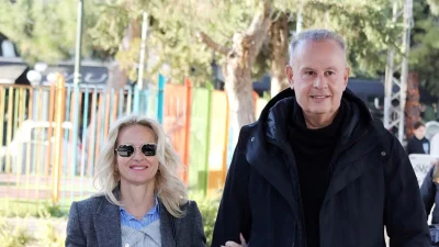 Μαρία Μπεκατώρου: Κρατούσε από το μπράτσο τον Αλεβιζόπουλο στη Γλυφάδα - Η αντίδρασή της μόλις είδε τον φακό