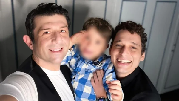 Μιχάλης Οικονόμου – Γιώργος Μακρής: Γιόρτασαν τη ψήφιση του νομοσχεδίου για τα ομόφυλα ζευγάρια αγκαλιά με τον γιο τους