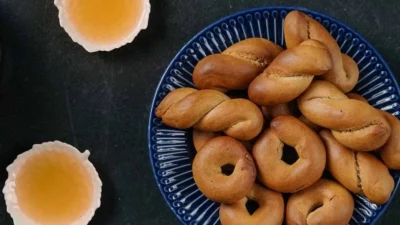 Απλή συνταγή για μουστοκούλουρα της γιαγιάς: Το μυστικό με το μέλι για να βγουν μαλακά και όχι ξεραμένα