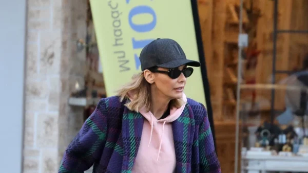 Μπέττυ Μαγγίρα: Με κολάν, αθλητικά, ψηλές κάλτσες και καπέλο - Την κοιτούσαν όλοι όσο ψώνιζε στη Γλυφάδα