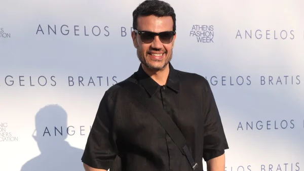 Παντελής Τουτουντζής: Αγκαλιά με τον σύντροφό του & τα δύο τους παιδιά - Η πρώτη αντίδραση μετά την ψήφιση του νομοσχεδίου για ομόφυλα ζευγάρια