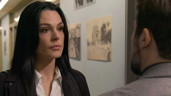 Παγιδευμένοι (6/2): Την ώρα που όλοι γύρω τους ζουν μεγάλη τραγωδία, εκείνος της κάνει πρόταση γάμου