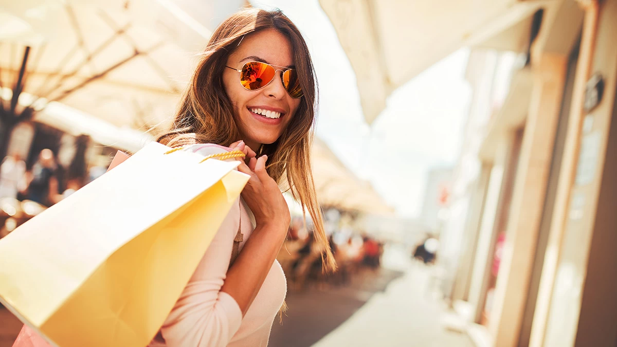 Ροζ βαλίτσες και ασημί μπότες: Τι ψωνίσαμε το 2023