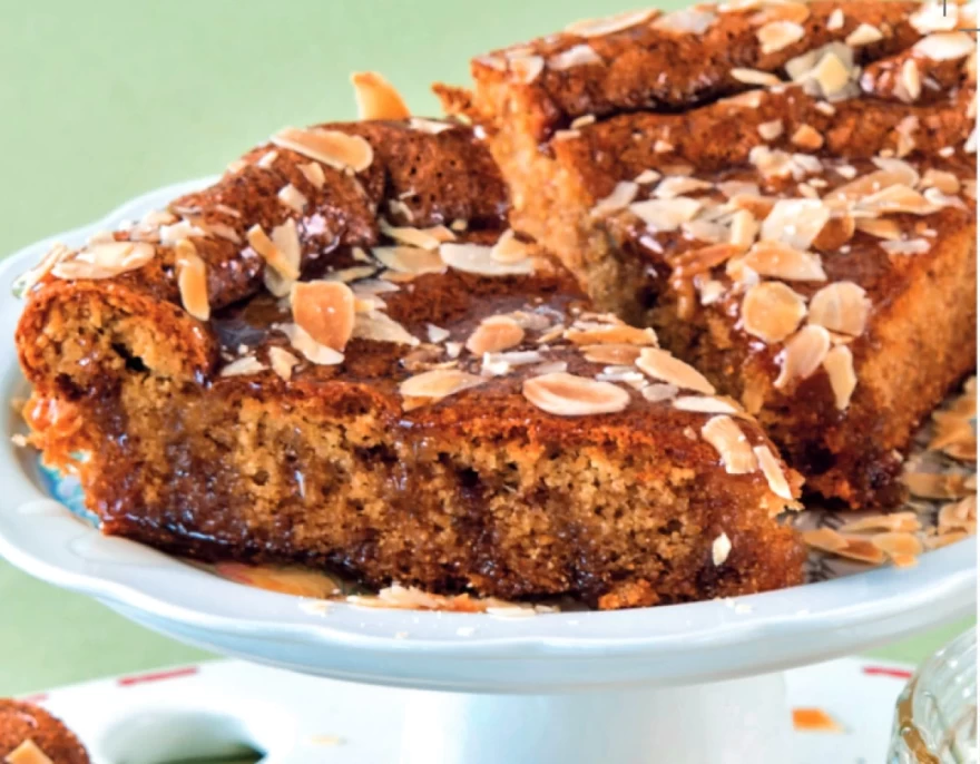 Το διατροφικό κέικ με το μέλι και τα αμύγδαλα