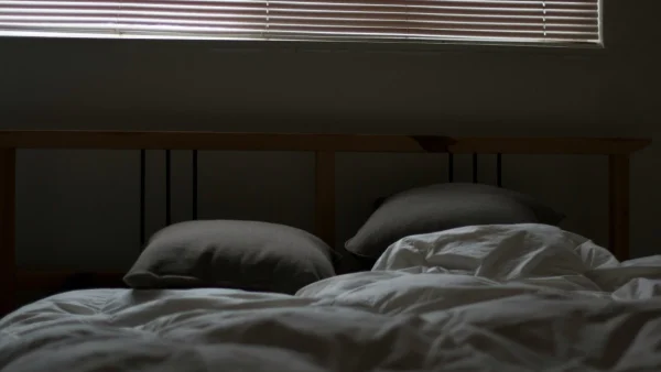 Γιατί είναι καλό να κοιμόμαστε στο σκοτάδι - 5 λόγοι για να σβήσεις το φως στην κρεβατοκάμαρα