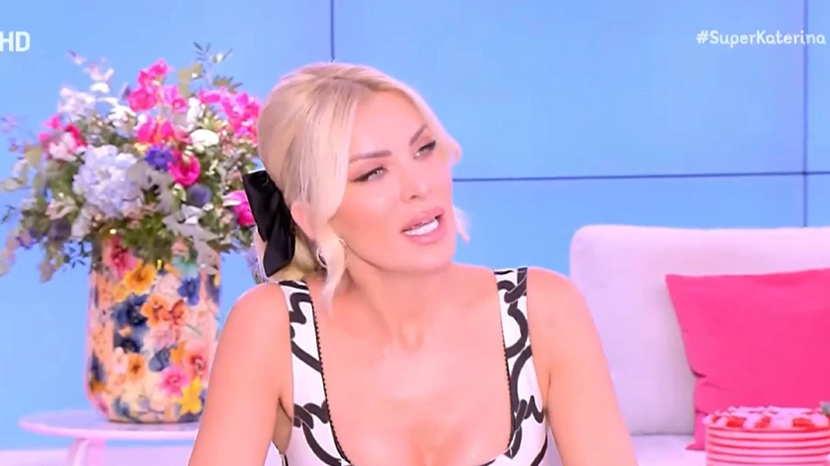 Κατερίνα Καινούργιου: «Είσαι pop star, το καταλαβαίνω, αλλά δεν είναι ωραίο...» - Αμηχανία στο πλατό του Super Κατερίνα με το σχόλιο στον καλεσμένο της