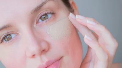 Ξέχνα το makeup - Aυτό το 2 σε 1 προϊόν θα χρειαστείς για κάλυψη & λάμψη στο πρόσωπο!