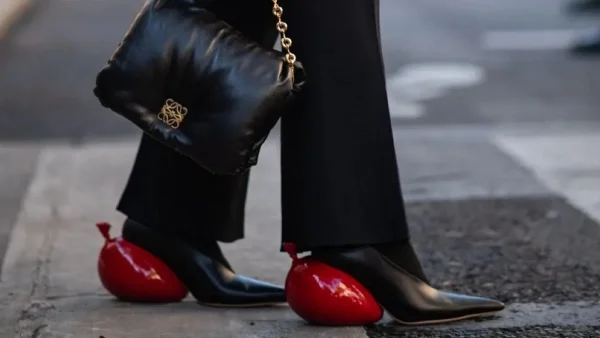 Το 2024 είναι η χρονιά που πρέπει σίγουρα να σταματήσουμε να φοράμε αυτά τα 5 trends