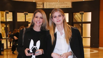 Αμαλία Κωστοπούλου: Αυτός είναι ο σύντροφος της κόρης της Τζένης Μπαλατσινού - Βίντεο από το σπίτι της στην Αμερική