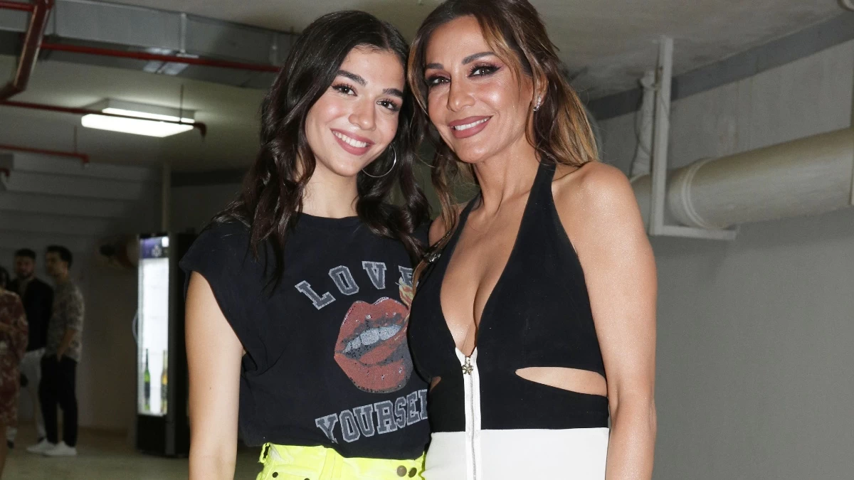 Δέσποινα Βανδή: Σε κυριλέ εστιατόριο στο Λονδίνο για τα γενέθλια της κόρης της - Με midi μαύρο φόρεμα & γόβες η Μελίνα Νικολαΐδη