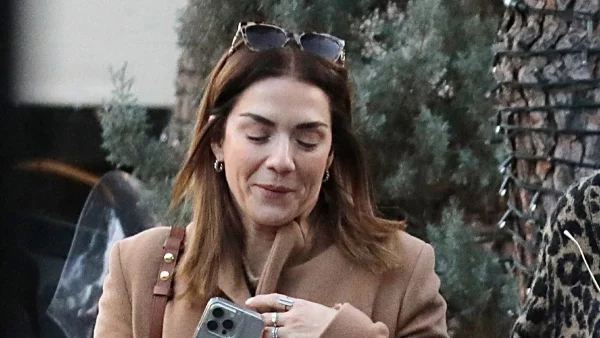 Βάσω Λασκαράκη: Κομψή με καφέ παλτό και γυαλιά ηλίου στο κεφάλι - Περπατούσε με το κινητό στο χέρι δίπλα στη φίλη της στη Γλυφάδα