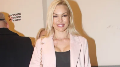 Βίκυ Κάβουρα: Ποζάρει στον καθρέφτη και μας δείχνει τη φουσκωμένη της κοιλίτσα - Με crop top & κολάν