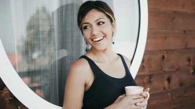 Με αυτό το κόλπο θα μειώσεις λεπτές γραμμές & ρυτίδες στο πρόσωπο με λίγες κινήσεις!