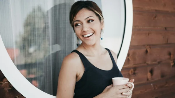 Με αυτό το κόλπο θα μειώσεις λεπτές γραμμές & ρυτίδες στο πρόσωπο με λίγες κινήσεις!