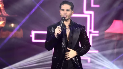 Χρήστος Μάστορας: Επέστρεψε στη σκηνή με γυαλιά ηλίου - Η πρώτη δημόσια εμφάνιση μετά το πρόβλημα υγείας του