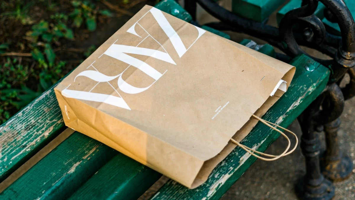 Εκπτώσεις 2024: Ξεπουλάει το φόρεμα στα Zara με 9,99 ευρώ - Θα σε βγάλει όλη τη σεζόν!