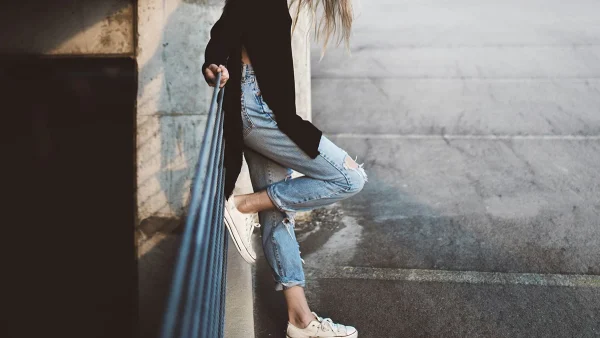 Πώς να ντυθείς μετά τα 40 και να δείχνεις νέα - 10 έξυπνα κόλπα που θα σου κόψουν χρόνια