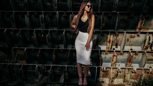 Γιατί όλες οι stylish γυναίκες φοράνε τώρα αυτό το "ντεμοντέ" μπλουζάκι