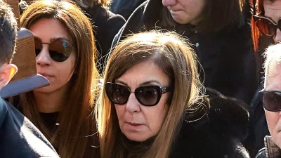 Βασίλης Καρράς: Τελέστηκε το μνημόσυνο για τους 3 μήνες από τον θάνατό του - Τραγικές φιγούρες η σύζυγός και η κόρη του