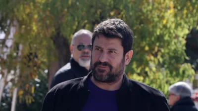 Αλέξης Γεωργούλης: Με σκυφτό κεφάλι και σφιγμένα τα χέρια του - Η διακριτική εμφάνιση στην κηδεία του Ηλία Λογοθέτη