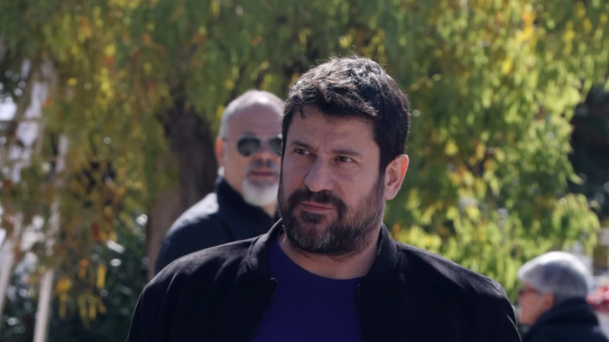 Αλέξης Γεωργούλης: Με σκυφτό κεφάλι και σφιγμένα τα χέρια του - Η διακριτική εμφάνιση στην κηδεία του Ηλία Λογοθέτη