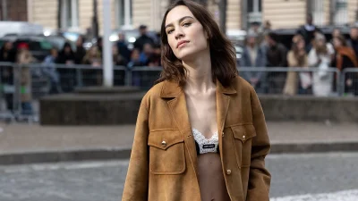 Η Alexa Chung μόλις εγκατέλειψε τις μπότες της για την πιο "φρέσκια" τάση στα παπούτσια