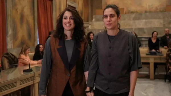 Πραγματοποιήθηκε ο πρώτος γάμος μεταξύ γυναικών - Παντρεύτηκαν στο δημαρχείο Αθηνών Αλεξία Μπεζίκη & Δανάη Δεληγεώργη