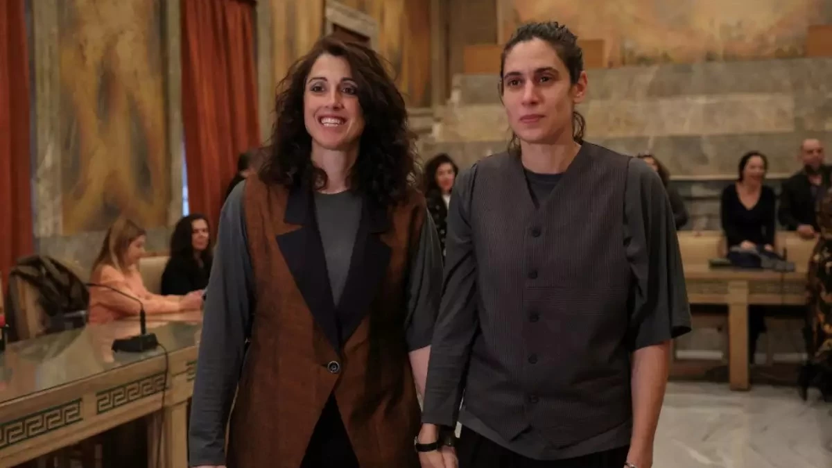 Πραγματοποιήθηκε ο πρώτος γάμος μεταξύ γυναικών - Παντρεύτηκαν στο δημαρχείο Αθηνών Αλεξία Μπεζίκη & Δανάη Δεληγεώργη
