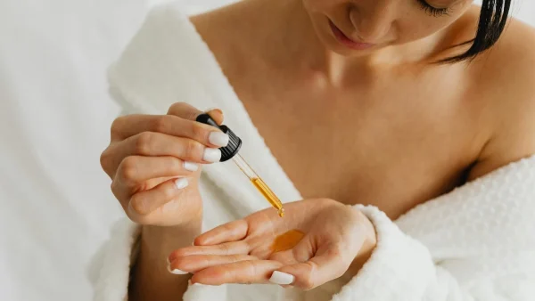 Βρήκαμε το viral skincare προϊόν -σε σταγόνες- για λαμπερή επιδερμίδα που «τρεντάρει» τώρα στο TikTok!