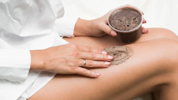 Με αυτό το εύκολο σπιτικό scrub με καφέ θα ξεχάσεις την κυτταρίτιδα- Δες πώς να το φτιάξεις!