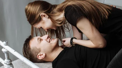 Μπορεί μια «ανοιχτόμυαλη» ερωτική προσέγγιση να ανανεώσει τη σχέση σου; Τι λέει γι' αυτό ο ειδικός;