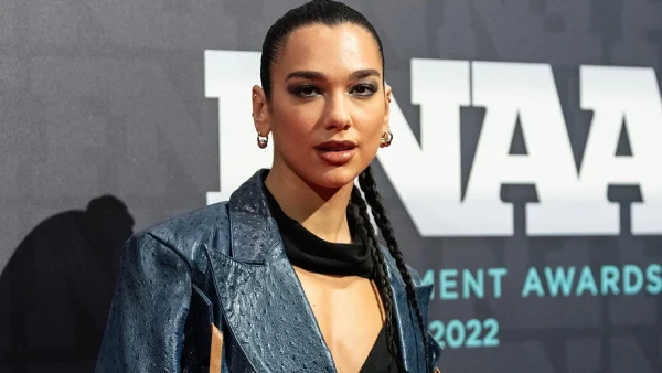 Η Dua Lipa φόρεσε ζώνες αντί για μπλούζα και μόλις δημιούργησε μια νέα τάση