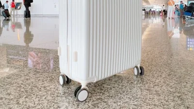 Το viral βίντεο στο Tik Tok με το καλύτερο κόλπο ever για το επόμενο ταξίδι σου με αεροπλάνο - Πάρε μαζί σου πολλά ρούχα χωρίς να το καταλάβει κανείς