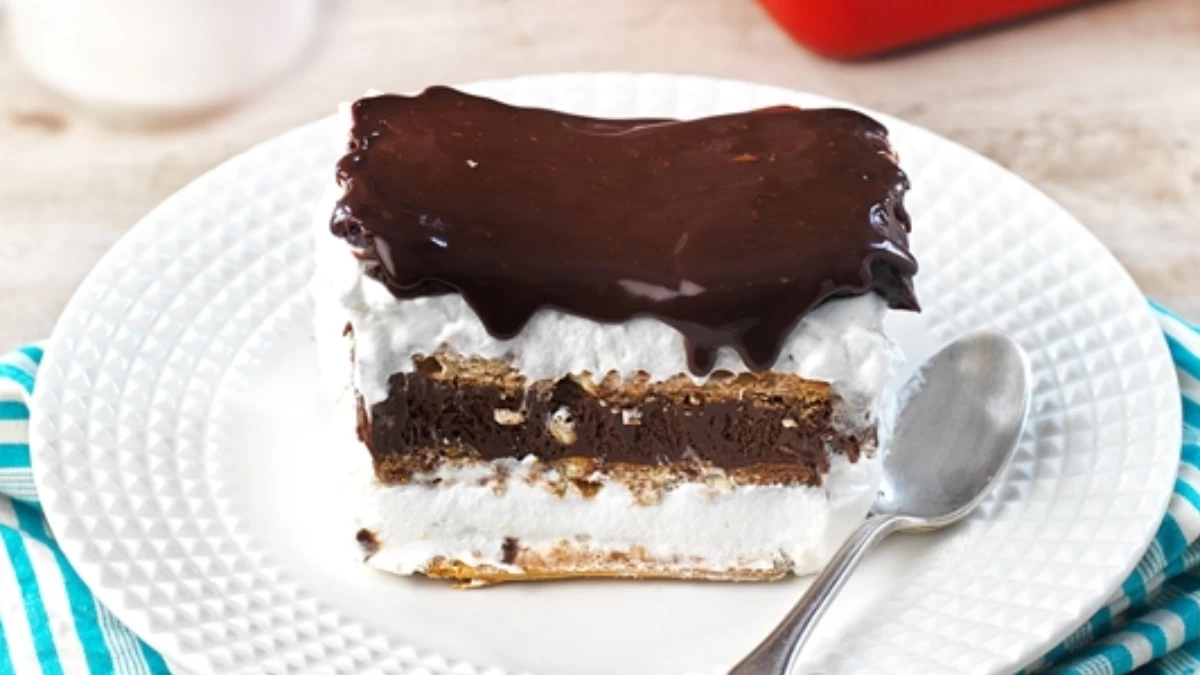 Εκλέρ ταψιού: Φτιάξ' το στο σπίτι σε 30' - Αφράτο με βανίλια και μους σοκολάτας