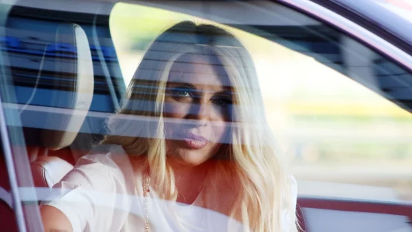 Ελένη  Μενεγάκη: Με φακίδες, χωρίς ίχνος μακιγιάζ και τα μαλλιά της φυσικά - Το άβαφο πρόσωπο της παρουσιάστριας