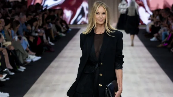 Λίγο νερό και αλάτι το πρωί, με άδειο στομάχι, μειώνει την κατακράτηση υγρών &  ενυδατώνει το σώμα – Το κάνει και η Elle Macpherson!