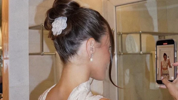 Αυτό είναι το αξεσουάρ μαλλιών που θα φοράς ξανά & ξανά φέτος την άνοιξη - Θα απογειώσει μοναδικά τις εμφανίσεις σου!