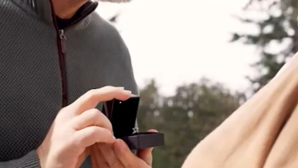 Η γη της ελιάς (12/3): «Θέλεις να με παντρευτείς» - Βγάζει ένα τεράστιο μονόπετρο και της κάνει πρόταση γάμου