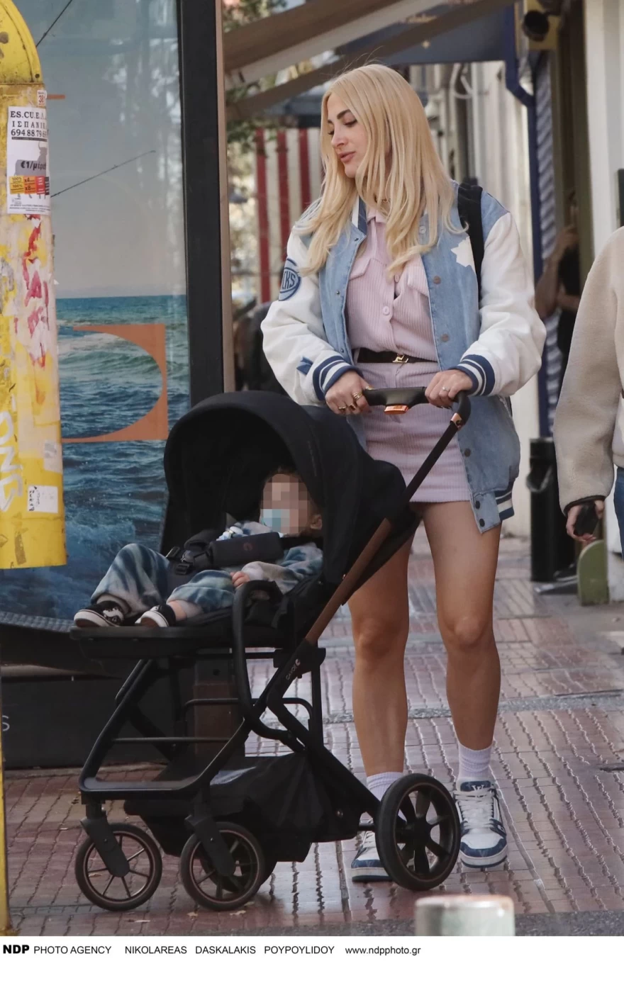 Η εμφάνιση της Ιωάννας Τούνη στο κέντρο της Αθήνας