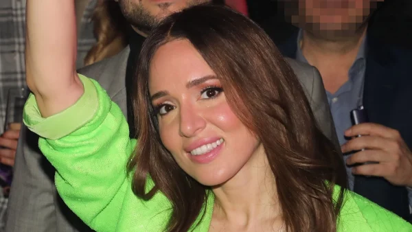 Καλομοίρα: Νυχτοπερπατήματα στη Βανδή με τον σύζυγό της - Όλα τα βλέμματα στο πράσινο, φωσφοριζέ κοστούμι της