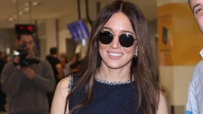 Καλομοίρα: Αγνώριστη κατά την άφιξή της στην Ελλάδα - Η πρώτη επίσημη εμφάνιση μετά την τεράστια αλλαγή στα μαλλιά της