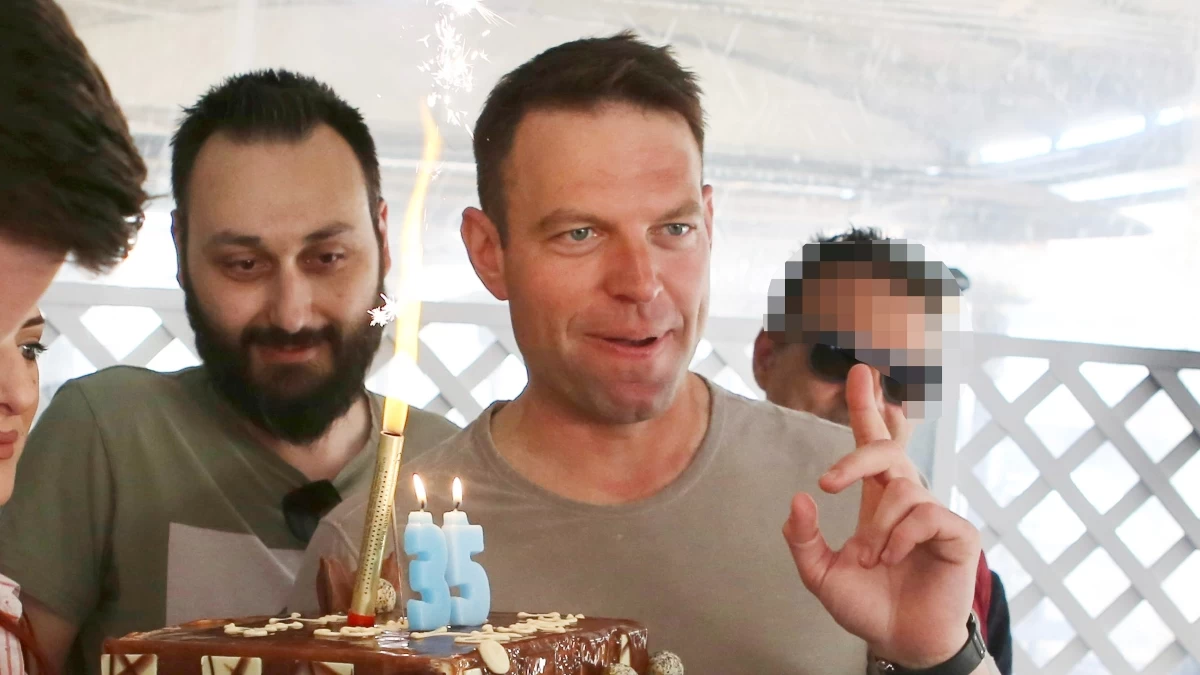 Στέφανος Κασσελάκης: Η έκπληξη του Tyler Mcbeth για τα γενέθλιά του σε ταβερνάκι της Θήβας μετά την ορκωμοσία του