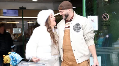 Κατερίνα Στικούδη - Απίστευτο στιγμιότυπο: Με το ένα χέρι θηλάζει τον νεογέννητο γιο της και με το άλλο διαβάζει παραμύθι στον πρωτότοκο