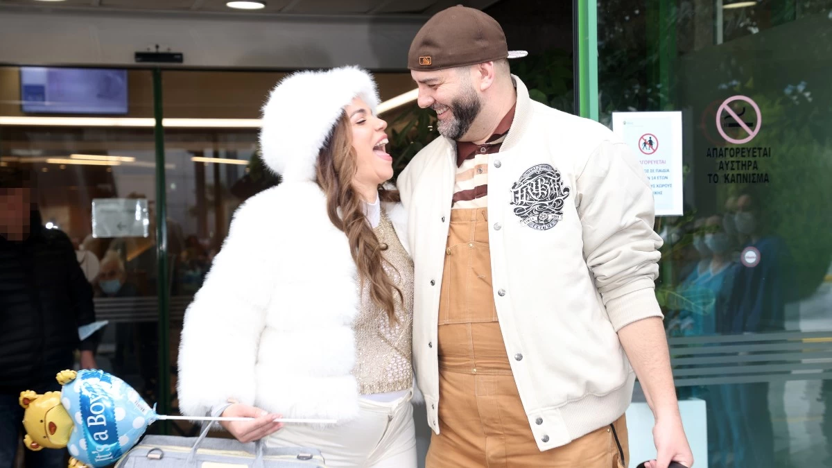 Κατερίνα Στικούδη - Απίστευτο στιγμιότυπο: Με το ένα χέρι θηλάζει τον νεογέννητο γιο της και με το άλλο διαβάζει παραμύθι στον πρωτότοκο