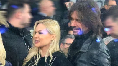 Βίκυ Κάβουρα: Στο γήπεδο της ΑΕΚ για τα μάτια του Τζαβέλλα στον 7ο μήνα της εγκυμοσύνης - Δίπλα η πεθερά της και ο Βλάσσης Χολέβας