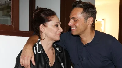 Φιλαρέτη Κομνηνού: Δύο γενιές σε μία φωτογραφία - Η γιαγιά του Γιώργου Παπαγεωργίου αγκαλιά με τη δισέγγονή της