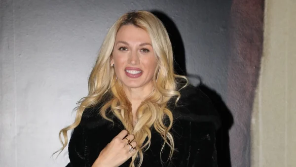 Η Κωνσταντίνα Σπυροπούλου ποζάρει με φουσκωμένη κοιλίτσα - Η νέα της ανάρτηση στο πλευρό του συζύγου της